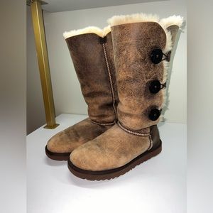 Women’s Light/Dark Washed Ugg Boots